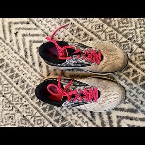Brooks ghost shoes size 7